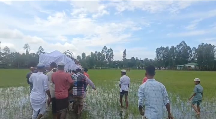 সড়কের বেহালদশা ধানক্ষেত মাড়িয়ে কবরস্থানে লাশ নিয়ে গেলেন স্বজনেরা