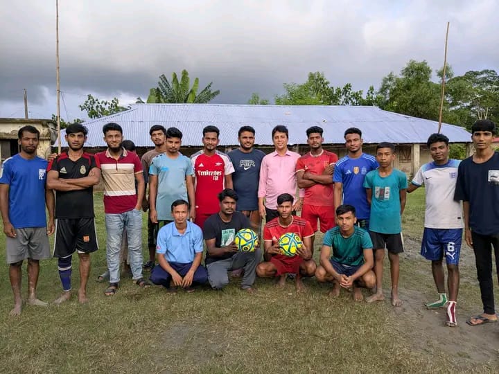 মাদকের বিরুদ্ধে প্রীতি ফুটবল ম্যাচ ও ফুটবল উপহার