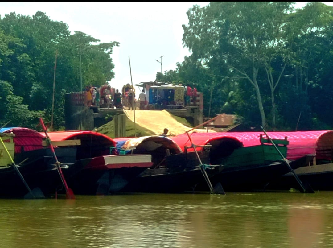দিরাই’র কোটি টাকার ব্রিজ এখন নৌকা ঘাট