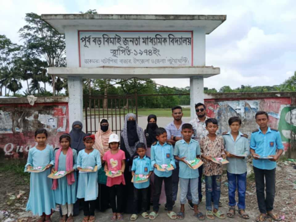 পূর্ব বড় বিঘাই জনতা মাধ্যমিক বিদ্যালয়ের সুবিধাবঞ্চিত শিশুদের মুখে হাসি ফোটাতে মানবিক উদ্যোগ