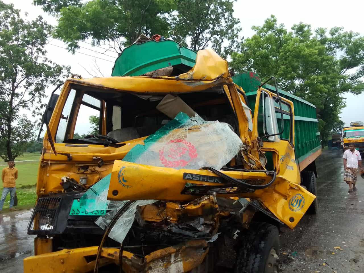 তামাবিল মহাসড়কে দুইট্রাকের মুখোমুখি সংঘ*র্ষে হেলপার আহত