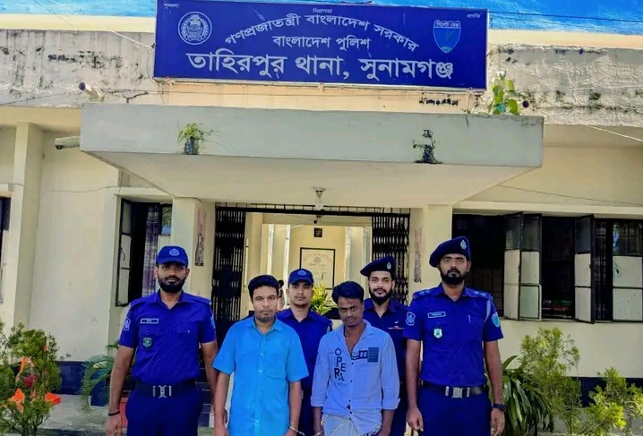 যাদুকাটা নদী থেকে অবৈধভাবে বালু উত্তোলন; নৌকাসহ ২জনকে গ্রেফতার করেছে পুলিশ