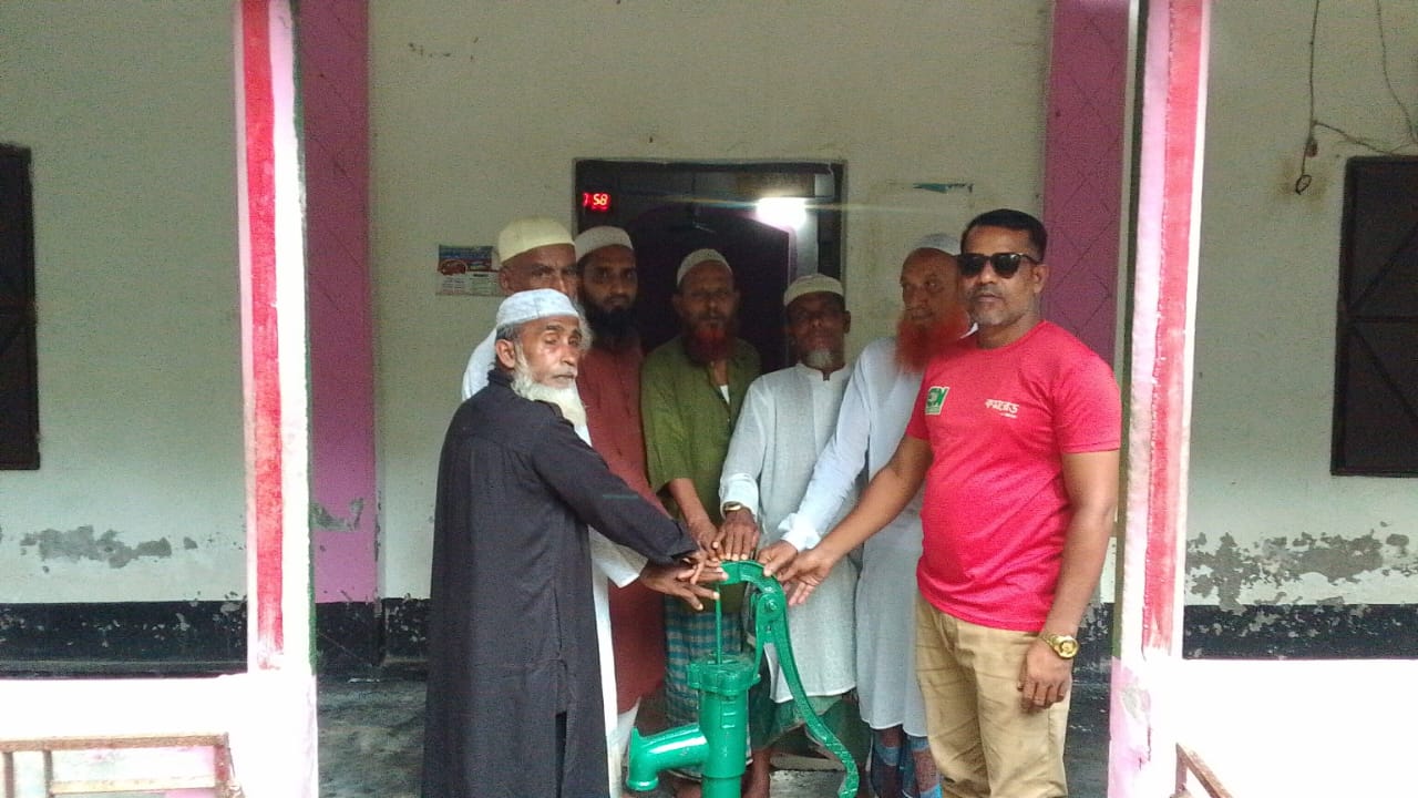 মনোহরদীতে প্রফেসর কাজী নজরুল ইসলাম বাদশা ফাউন্ডেশনের পক্ষ থেকে নলকূপ বিতরণ