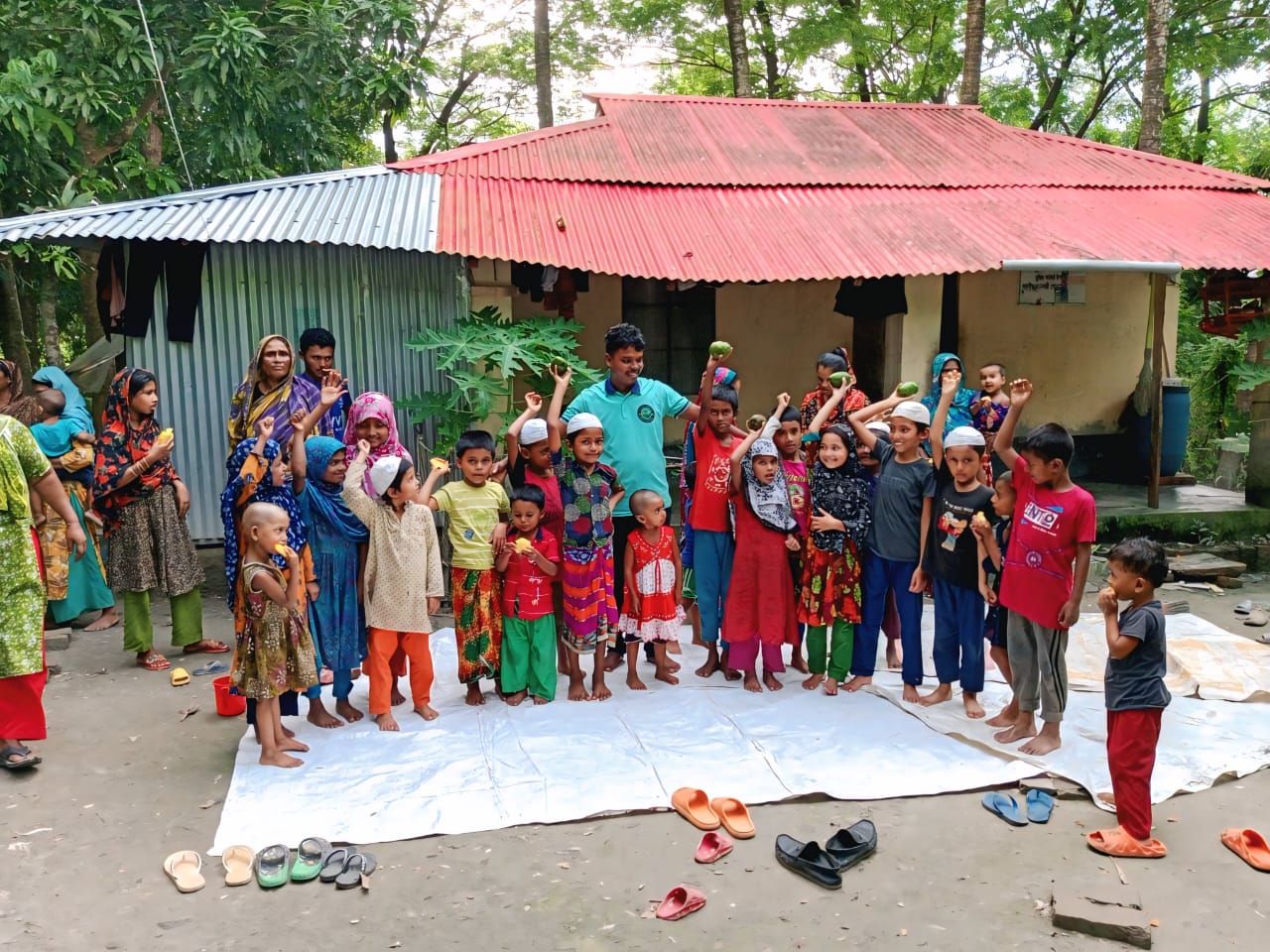 চরআগস্তীতে সুবিধাবঞ্চিত শিশুদের মাঝে ফল উৎসব আয়োজন করেছে ইয়ুথ পাওয়ার পটুয়াখালী