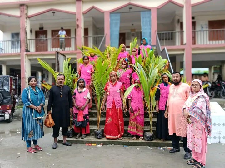 স্বপ্ন প্রকল্পের আওতায় দশমিনায় উন্নত জাতের নারিকেল চারা বিতরণ
