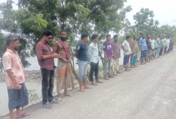 কাদাকাটিতে খাল খননে দুর্নীতি ও ইজারা গ্রহনের নামে ষড়যন্ত্রমূলক মানববন্ধন