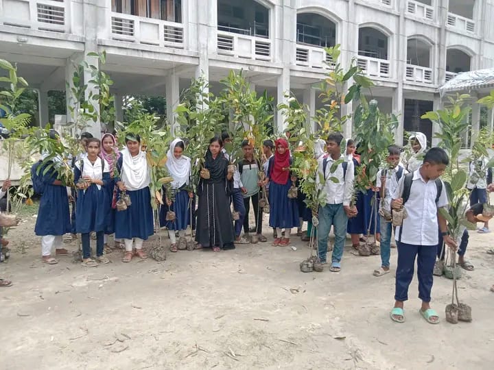 বাঁশবাড়িয়া মাধ্যমিক বিদ্যালয়ে শিক্ষার্থীদের মাঝে বৃক্ষের চারা বিতরণ