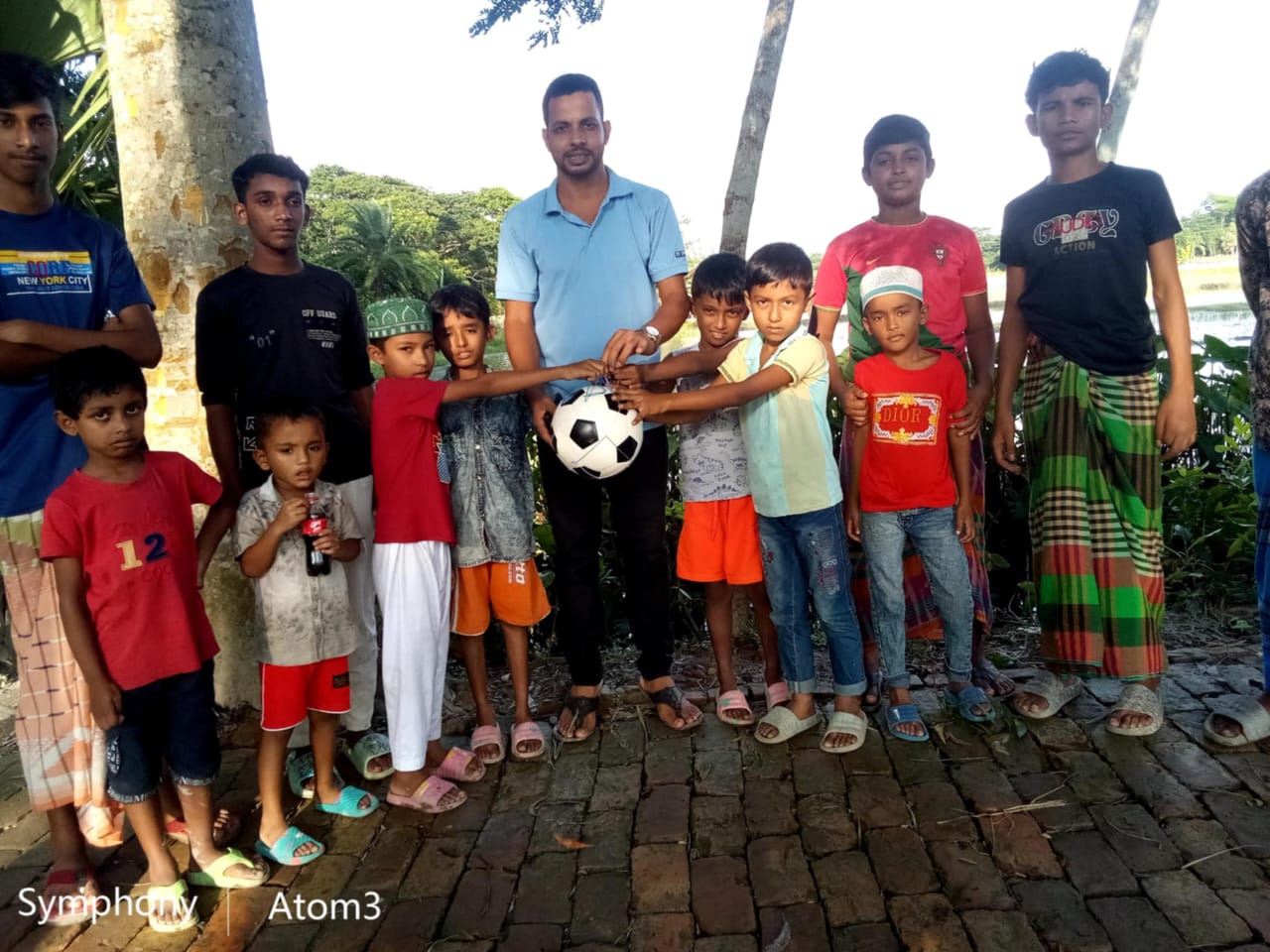 পটুয়াখালী সদর উপজেলায় শিশুদের মাঝে ফুটবল উপহার বিতরণ