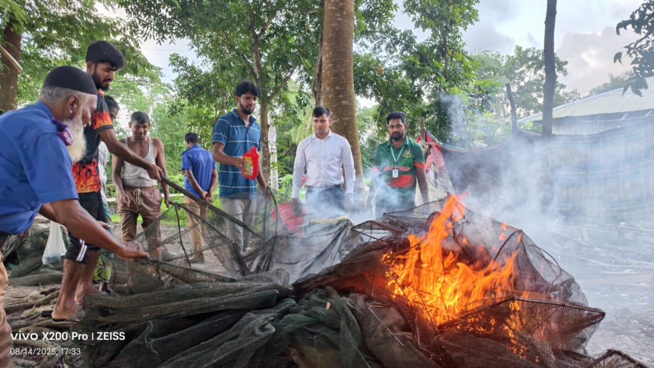 পটুয়াখালীর কলাপাড়ায় অবৈধ চায়না দুয়ারি জাল বিরোধী অভিযান