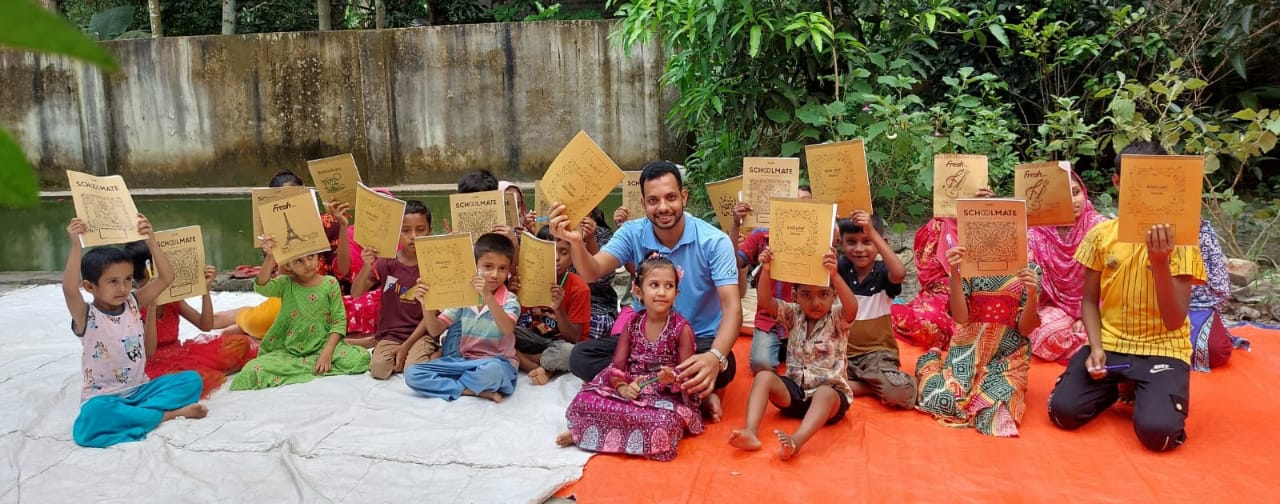 প্রান্তিক শিশুদের মাঝে শিক্ষা উপকরণ বিতরণ করলো আস্থা যুব ফোরাম পটুয়াখালী সদর উপজেলা টিম