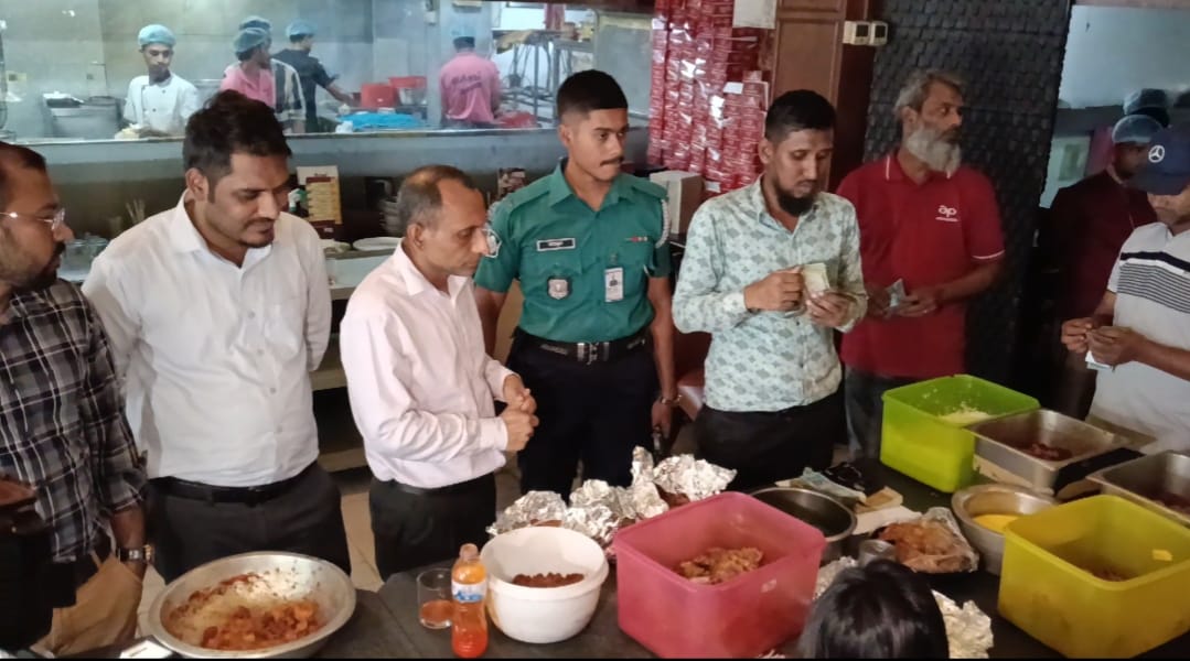 চট্টগ্রামে ‘হাান্ডি’ ও ‘ধাবা’ রেস্টুরেন্টের পর্দার আড়ালে ভিন্ন চিত্র,অবশেষে লাখ টাকা জরিমানা