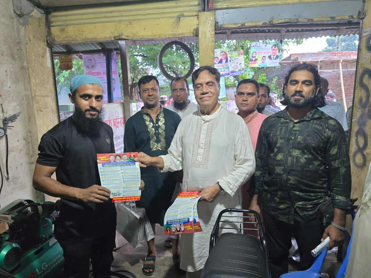 রাষ্ট্র কাঠামো মেরামতের ৩১ দফা বাস্তবায়নে মনোহরদীতে বিএনপির লিফলেট বিতরণ