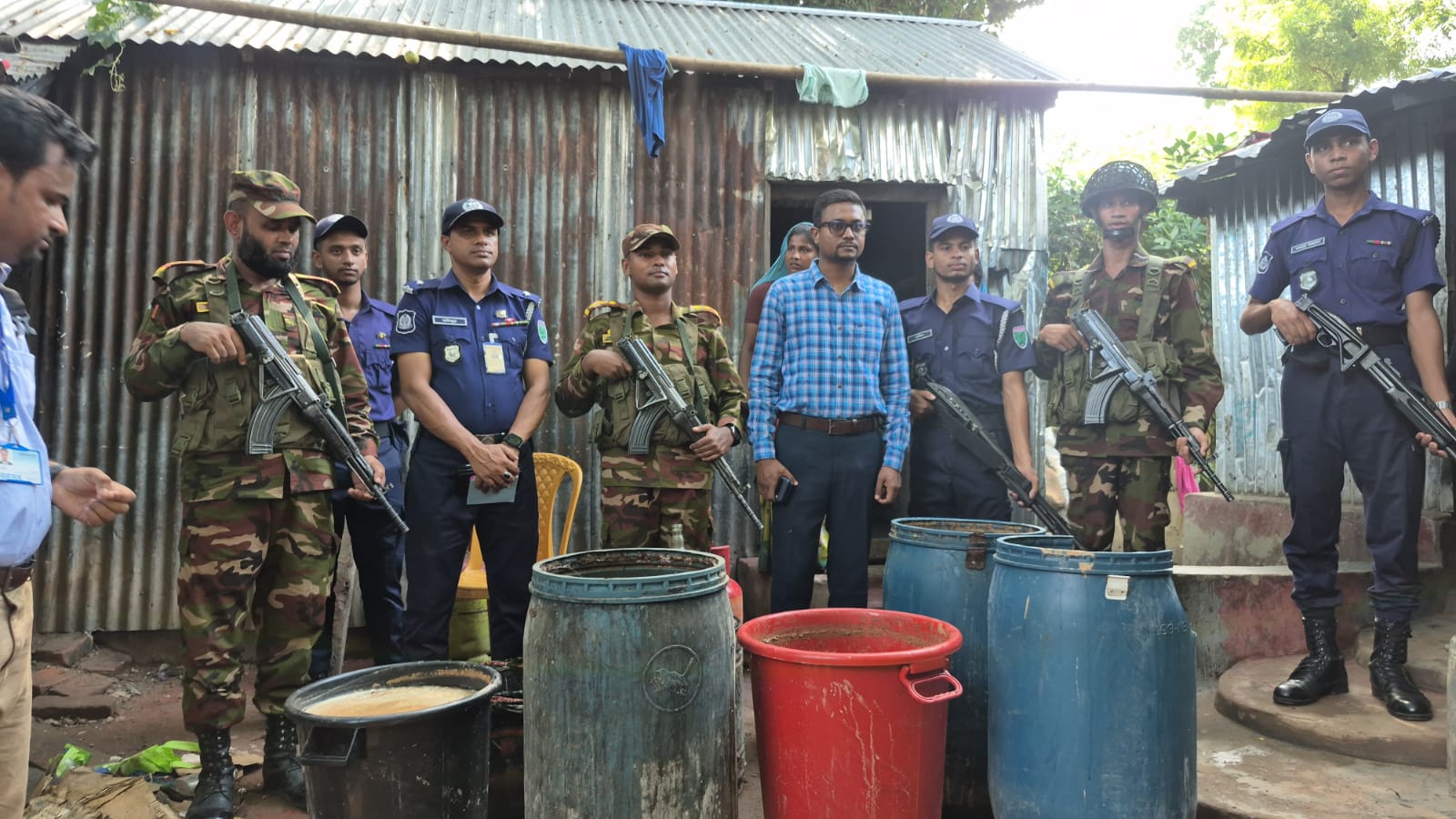মধ্যনগরে দুর্গাপূজার নিরাপত্তা নিশ্চিত করতে প্রশাসনের অভিযানে ২০০লিটার চুলাই ম*দ উদ্ধার