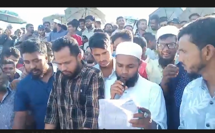 চণ্ডীডহর সেতু নির্মাণের দাবিতে মহাসিং নদীর পাড়ে মানববন্ধন করেছে এলাকাবাসী