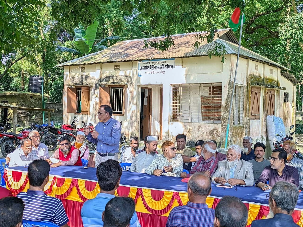 সরিষাবাড়ীতে ধানের শীষ প্রার্থীকে বিজয়ী করতে ভোটারদের সাথে মতবিনিময়