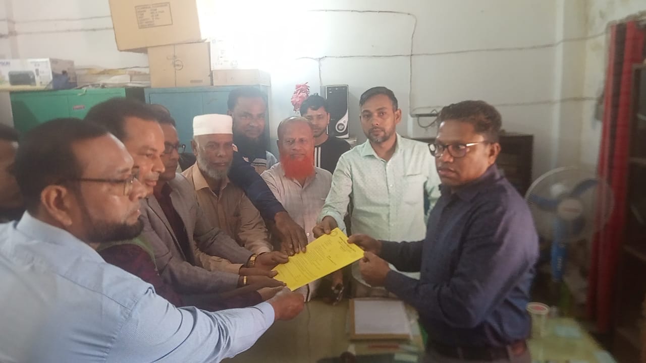 ফরিদগঞ্জ কেন্দ্রীয় সমবায় সমিতি লিঃ এর নির্বাচনে সভাপতি পদে ফরম কিনলেন আব্দুল খালেক পাটোয়ারী