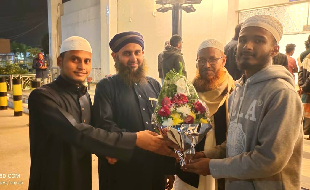পবিত্র ওমরাহরপালন শেষে দেশে ফিরলেন খিদমাহ ব্লাড ব্যাংকের প্রতিষ্ঠাতা চেয়ারম্যান: ফুলেল শুভেচ্ছায় বরণ