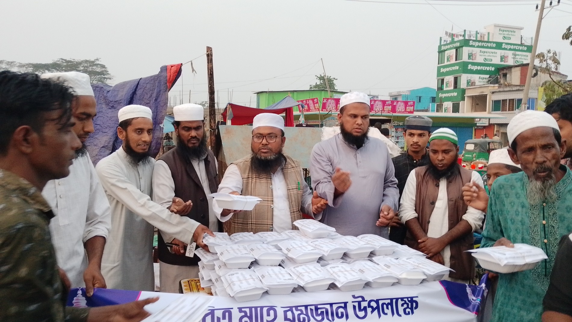 শান্তিগঞ্জে জমিয়ত নেতা মাওলানা সালিক আহমদের উদ্যোগে পথচারী ও শ্রমিকদের মাঝে ইফতার বিতরণ