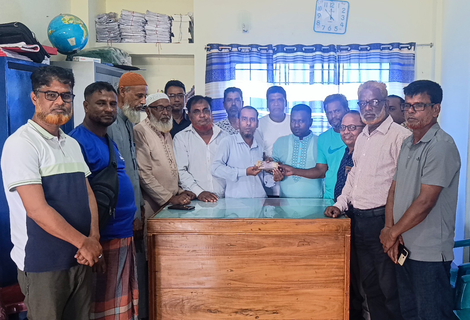 ইশাখপুর-শ্রীরামপুর হাইস্কুলে গ্রীস প্রবাসী আব্দুল মালিকের অনুদান