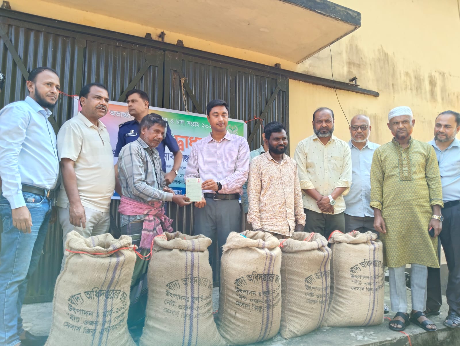 মধ্যনগর খাদ্য গুদামে সরকারী দামে বোরো ধান সংগ্রহের উদ্বোধন