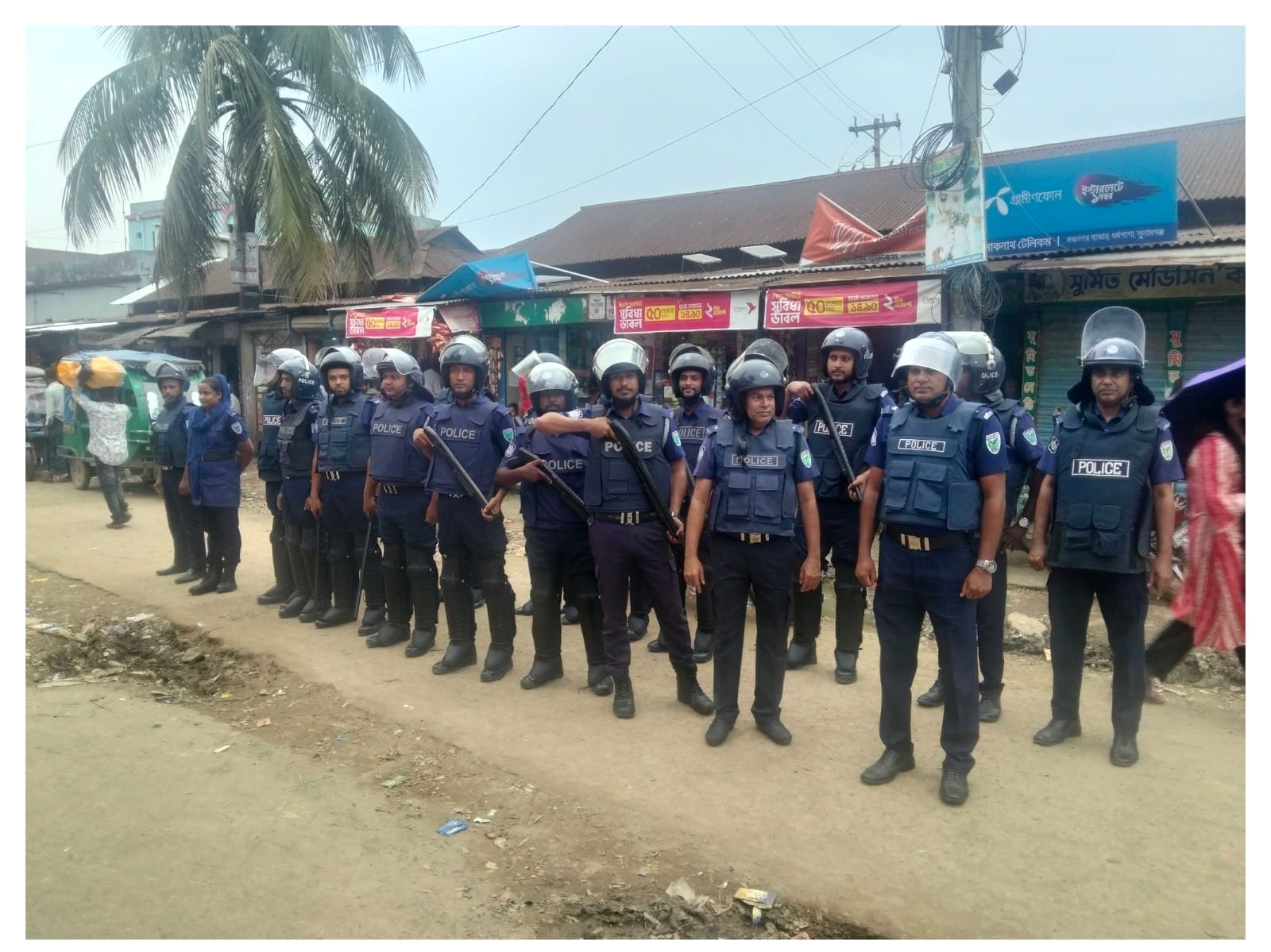 মধ্যনগর পুলিশের বিশেষ মহড়া অনুষ্ঠিত