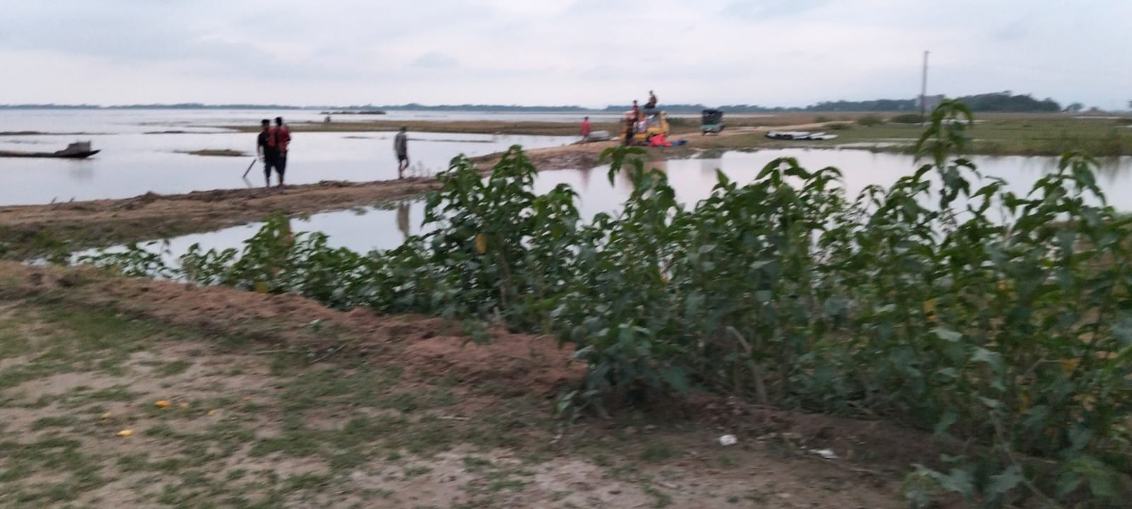 ভাঙা সড়কে ঝুঁকিতে শিক্ষার্থী ও এলাকাবাসী