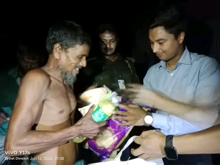 দুর্গম গ্রামে মানবিকতার হাতছানি, মধ্যনগর উপজেলা প্রশাসনের রাত পর্যন্ত খাদ্য সহায়তা বিতরণ