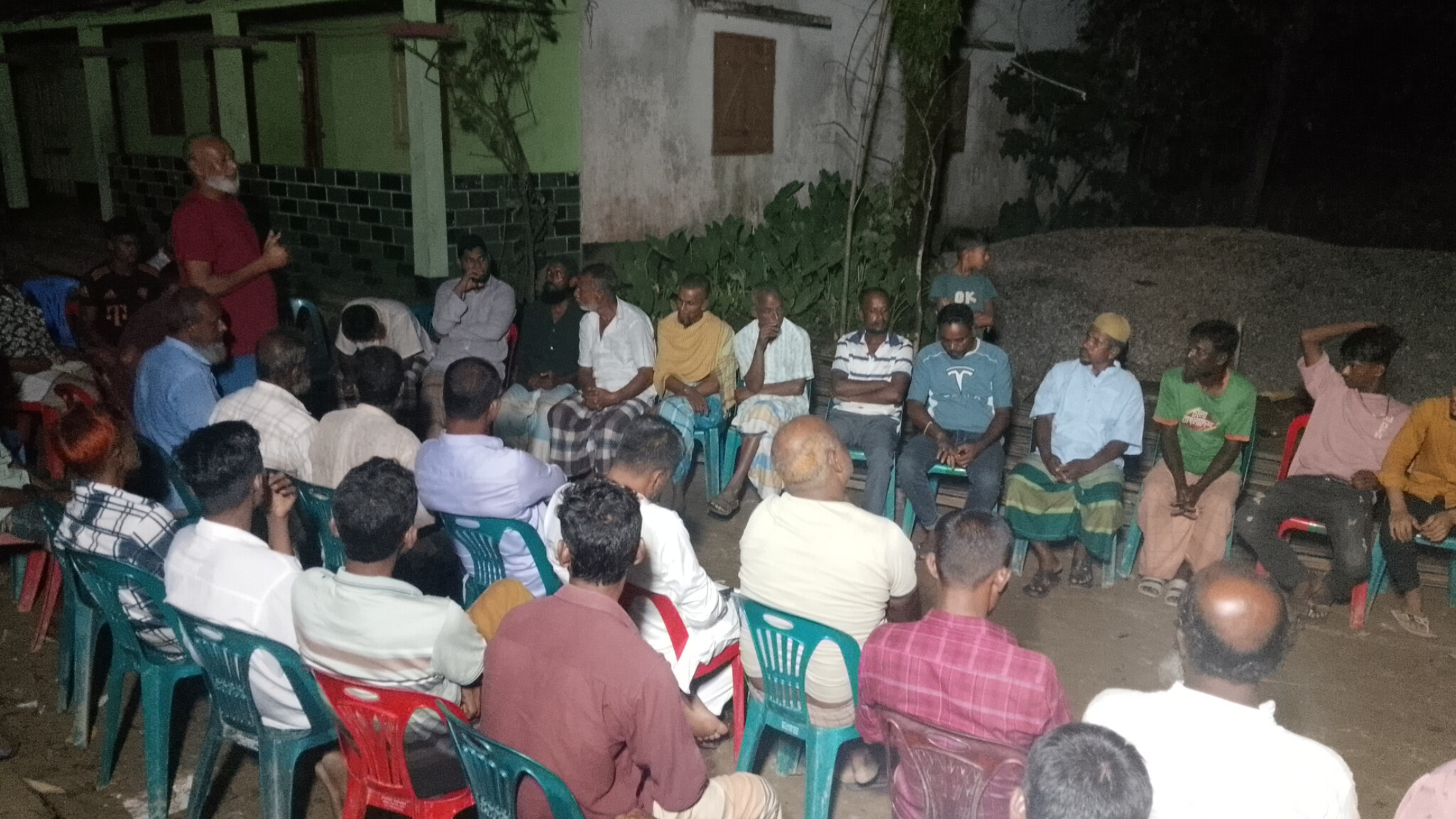 নিজ গ্রাম দরগাপাশার পশ্চিমপাড়ায় সম্ভাব্য চেয়ারম্যান পদপ্রার্থী আব্দুল মালিক মালেকের উঠান বৈঠক