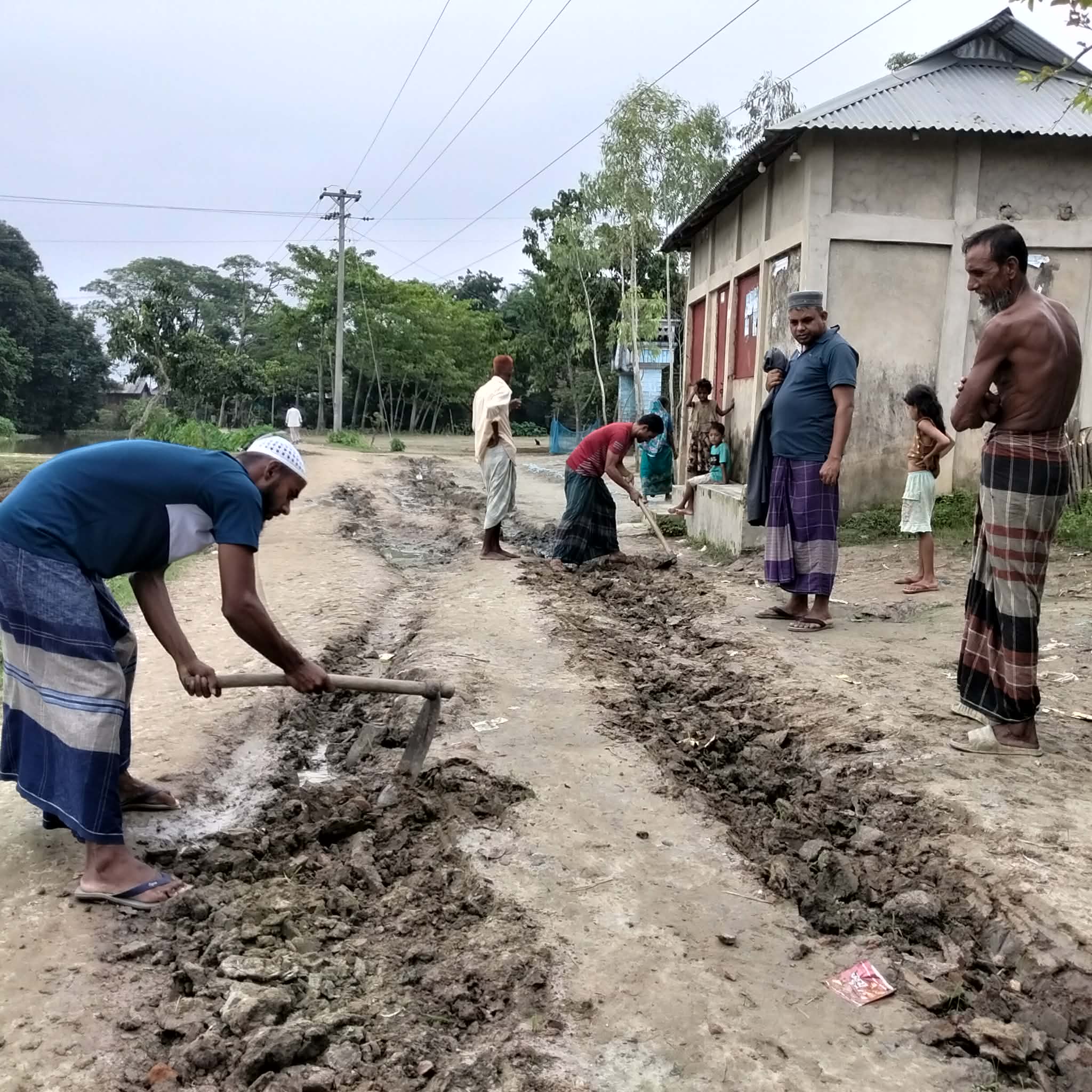 শেরপুরে মুতিউল মুরসালিনের উদ্যোগে রাস্তা ড্রেসিং, ইউএনওর আশ্বাসে স্বস্তিতে এলাকাবাসী