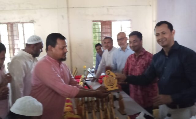 মধ্যনগরে প্রাথমিক শিক্ষার মানোন্নয়নে মেধাবৃত্তির পুরস্কার বিতরণ: এমপিকে সংবর্ধনা