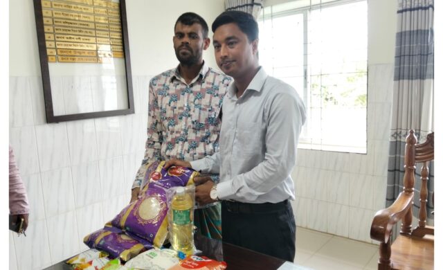 মধ্যনগরে সড়ক দুর্ঘটনায় আহত মহাদেব মজুমদারকে ইউএনওর মানবিক সহায়তা