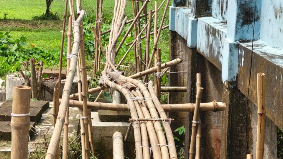 রাতের আঁধারে কেটে ফেলা হলো শান্তিগঞ্জ প্রেসক্লাবের বাঁশের সাঁকো