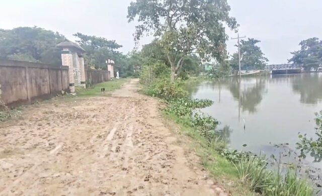 বৃষ্টি হলেই কাদায় নষ্ট হয় বেতকোনার রাস্তা, চরম দুর্ভোগে হাজারো মানুষ