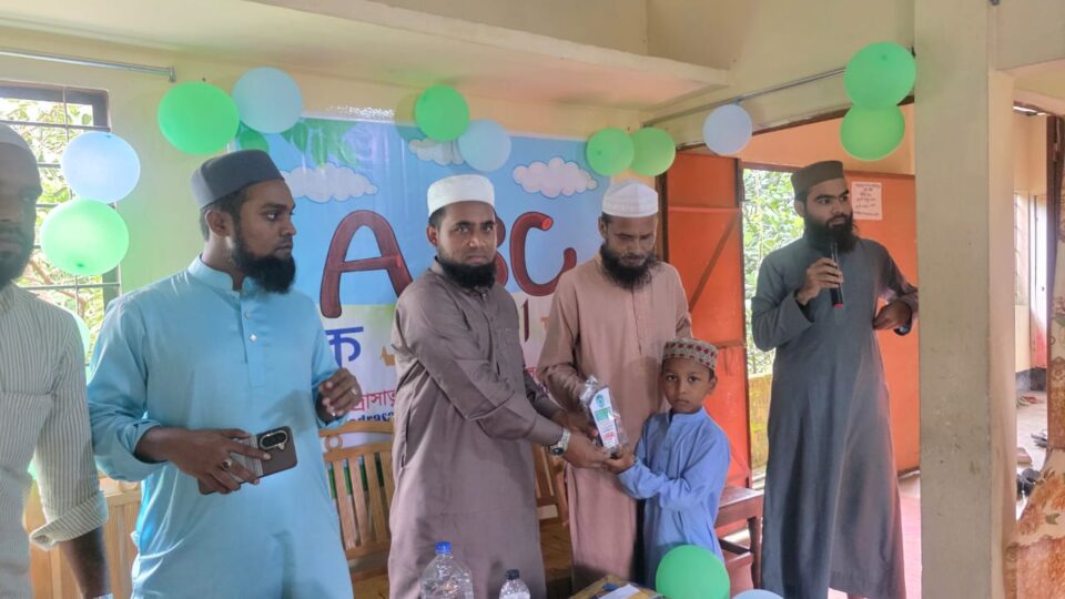 সিলেটের মংলিপাড়ায় মাদরাসাতুল মদিনা ও খাদিজাতুল কুবরা (রাঃ)-এর অভিভাবক সমাবেশ ও পুরস্কার বিতরণ