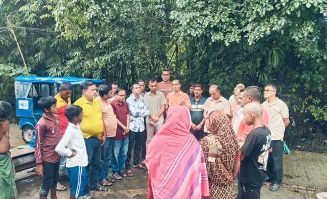 জগন্নাথপুরে নৌকা ডুবিতে নিহত পরিবারের পাশে হিন্দু বৌদ্ধ খ্রিস্টান ঐক্য পরিষদ ও পূজা উদযাপন পরিষদের নেতৃবৃন্দ