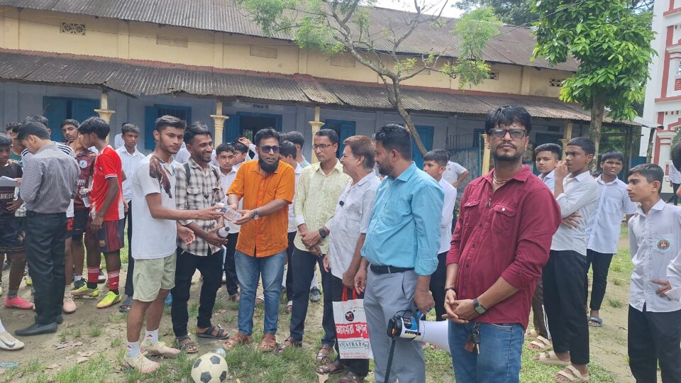 জগন্নাথপুরে খেলার মাঠে শিক্ষার্থীদের মাঝে পানি বিতরণ করেলেন সাংবাদিক শাহ্ ফুজায়েল আহমদ