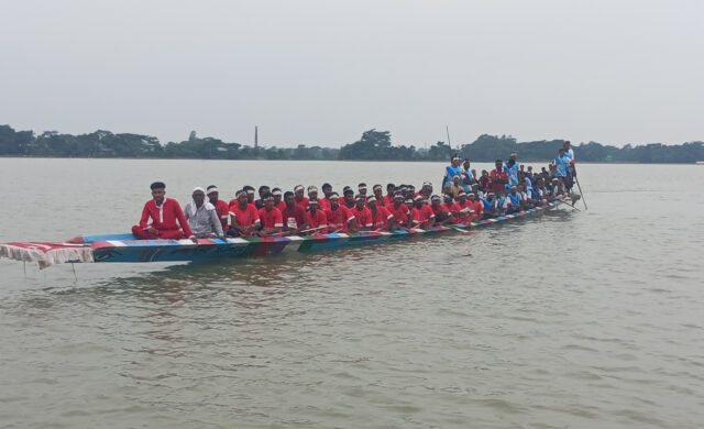 বৃষ্টি উপেক্ষা করে খাই হাওরে হাজারো মানুষের উল্লাস: বাইচ জিতে মোটরসাইকেল নিল ‘জাকিরের তরী’