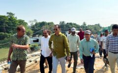 মধ্যনগরে উন্নয়ন কাজে নিম্নমানের নির্মাণ সামগ্রী পরিবর্তন করে কাজের নির্দেশ এমপি কামরুলের