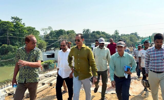 মধ্যনগরে উন্নয়ন কাজে নিম্নমানের নির্মাণ সামগ্রী পরিবর্তন করে কাজের নির্দেশ এমপি কামরুলের
